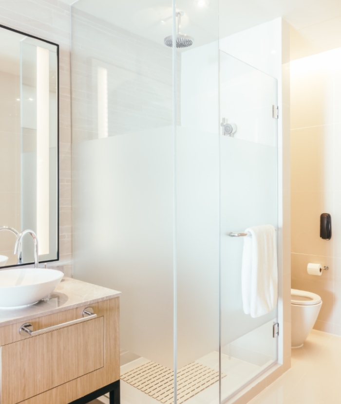 Salle de bain contemporaine avec douche à l’italienne et meuble en bois, rénovation Griffon Multiservices